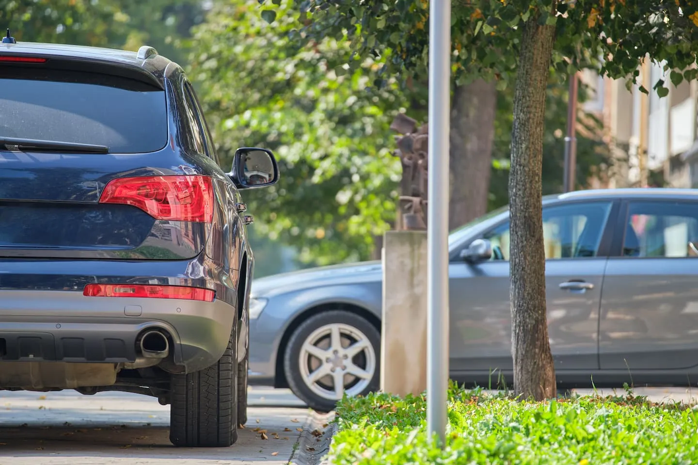Two vehicles on a tree-lined street, accompanying an article explaining Texas right-of-way laws and traffic rules.